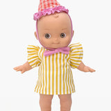 Ninon, poupée Mini Pancha et son ensemble d'anniversaire rayures jaunes / Vichy fraise